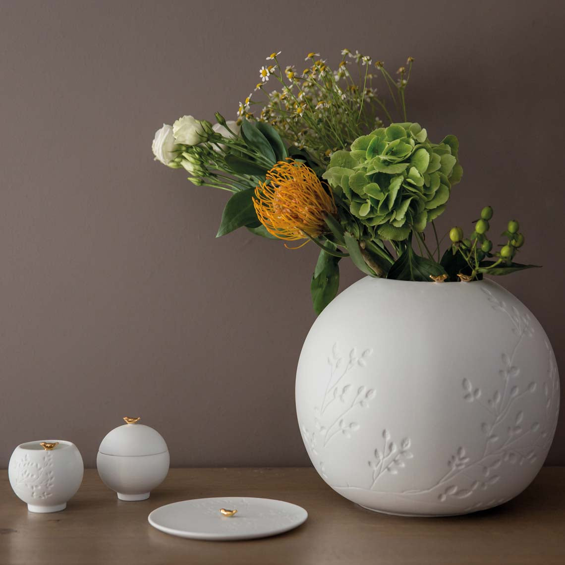 Taça c/ tampa em porcelana com pássaro em dourado