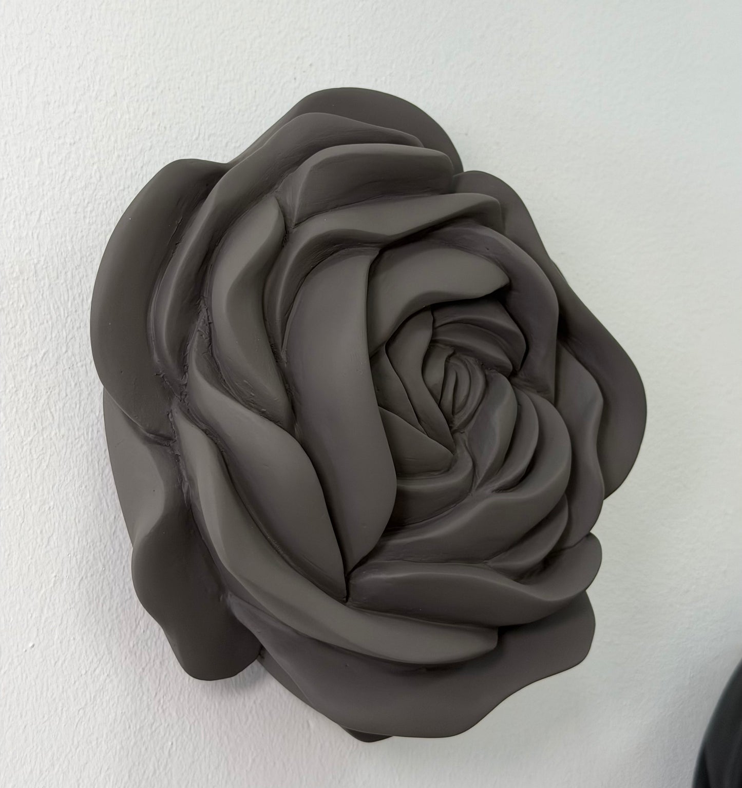 Iva Viana | Rosa em cinza escuro